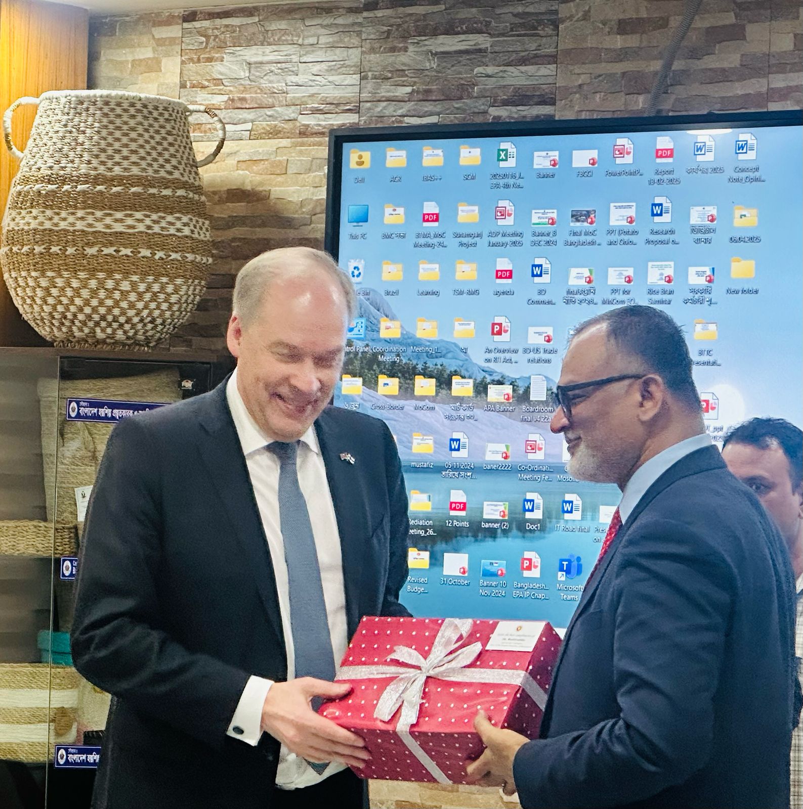 ফিনল্যান্ডের ব্যবসায়ীদের নবায়নযোগ্য জ্বালানি খাতে বিনিয়োগের আহ্বান বাণিজ্য উপদেষ্টার